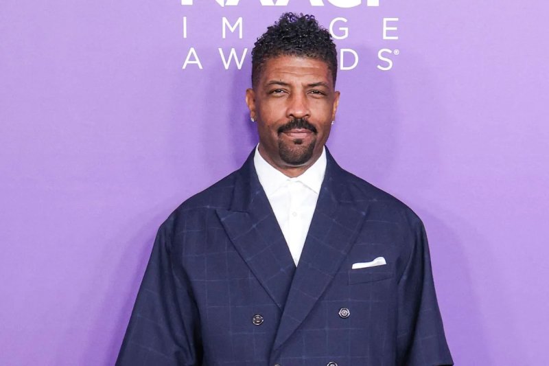 Comedian Deon Cole Gets Kicked Out of Roots Picnic for Trying to Meet Jay-Z and Beyoncé
